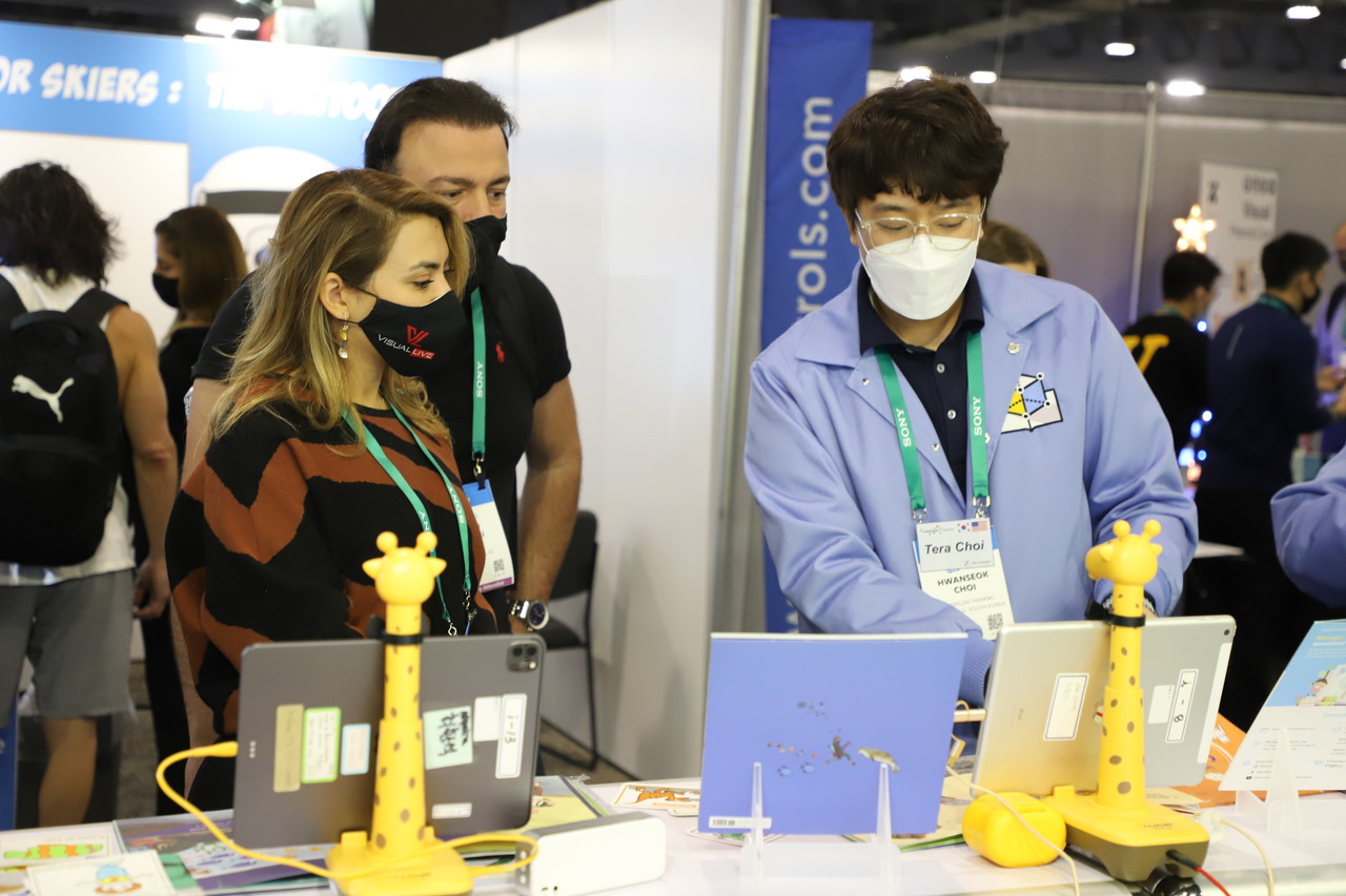 해외 관람객이 웅진씽크빅이 내놓은 'AR피디아'를 살펴보고 있다. 