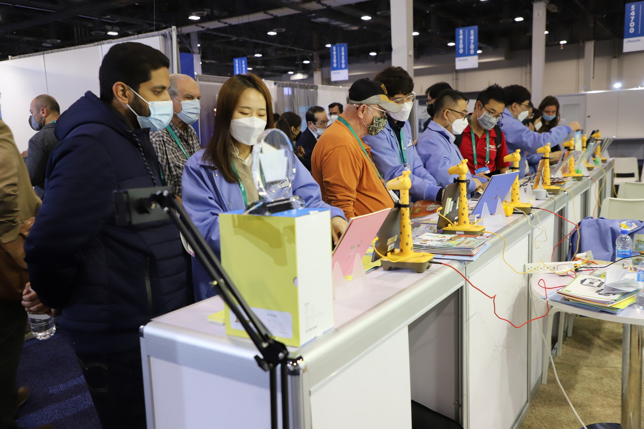 웅진씽크빅 AR피디아를 체험하는 관람객들.