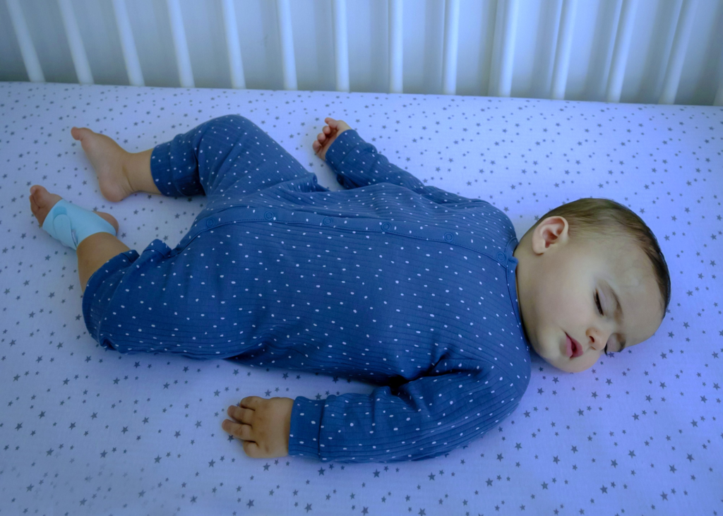 아울렛의 Dream Sock은 아기의 수면 패턴, 심박수 및 움직임을 모니터링한다(사진=아울렛)