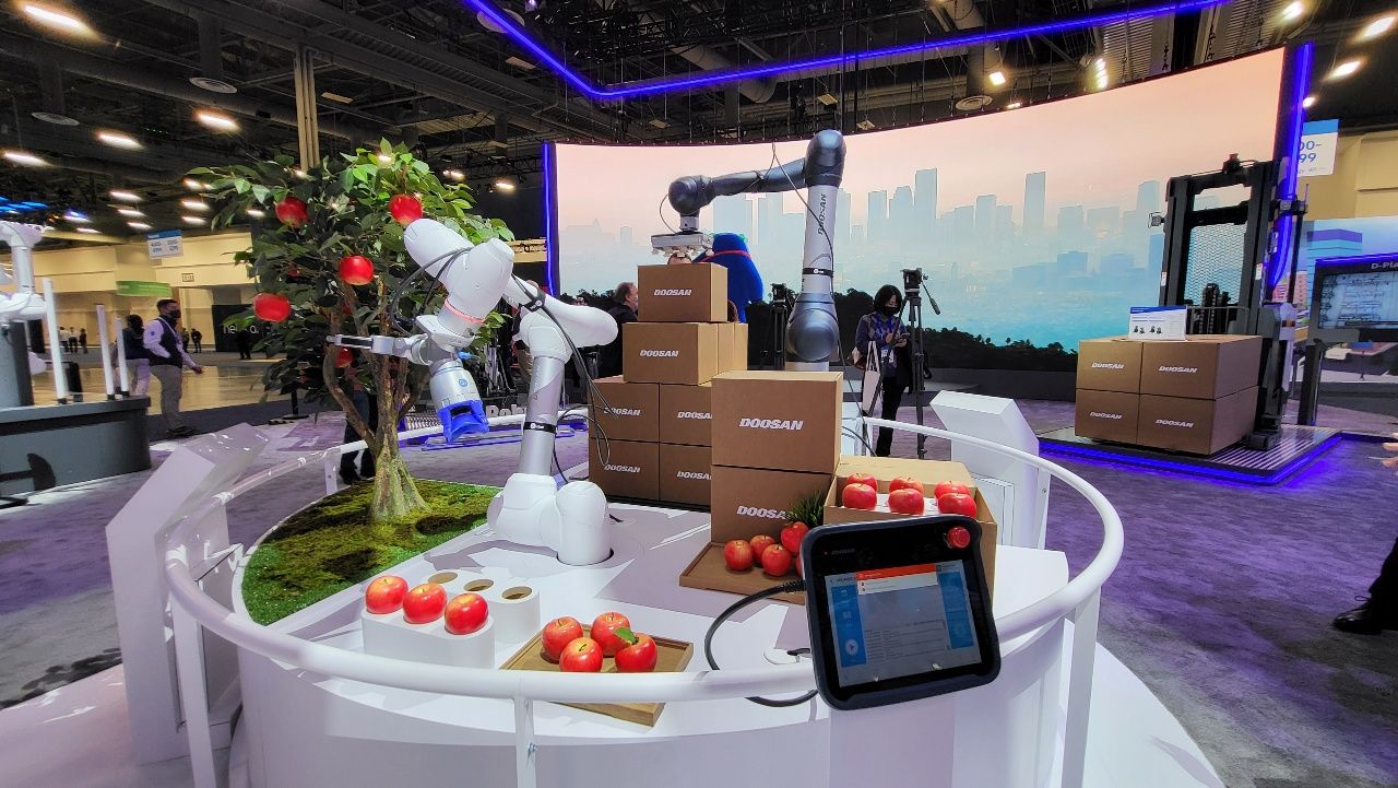 두산이 선보인 사과재배로봇.