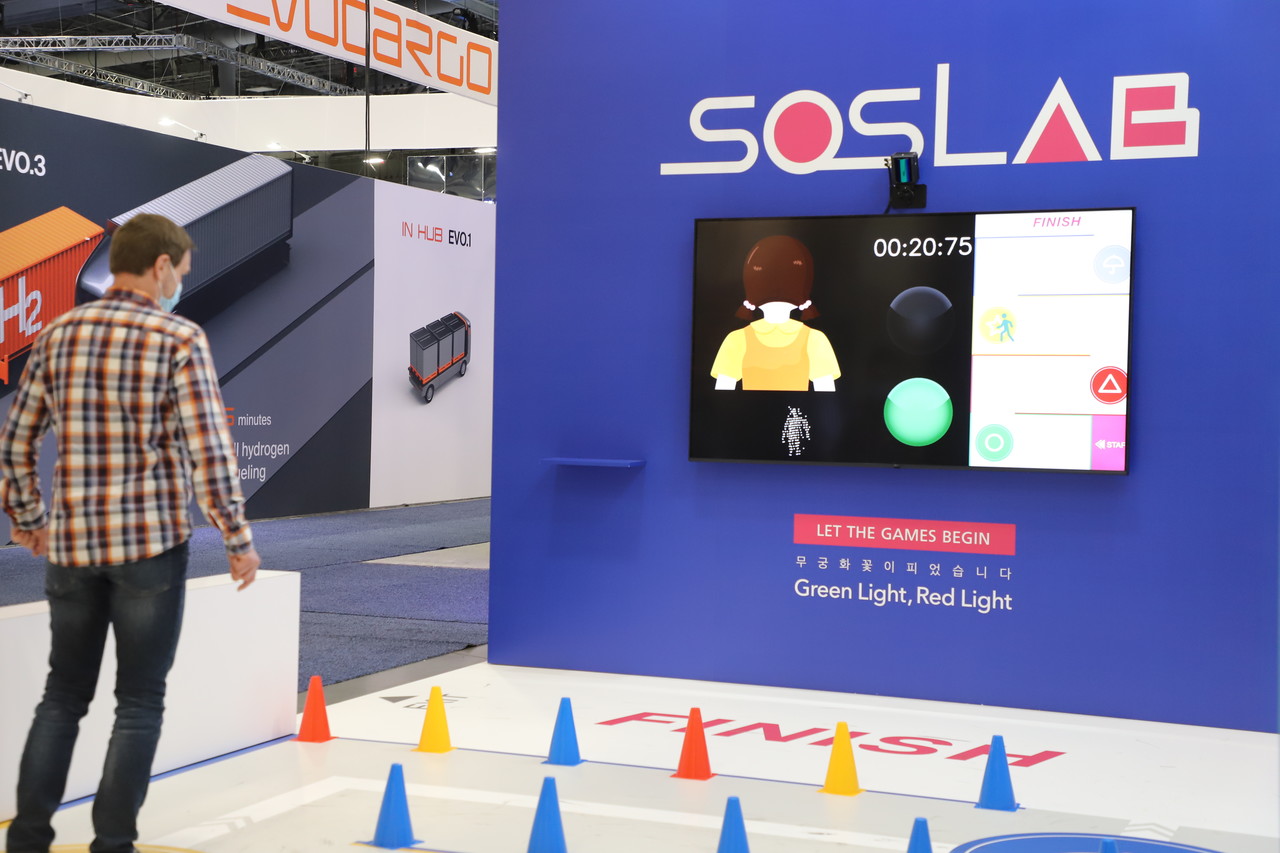 한 해외 관람객이 체험행사를 즐기고 있다. 