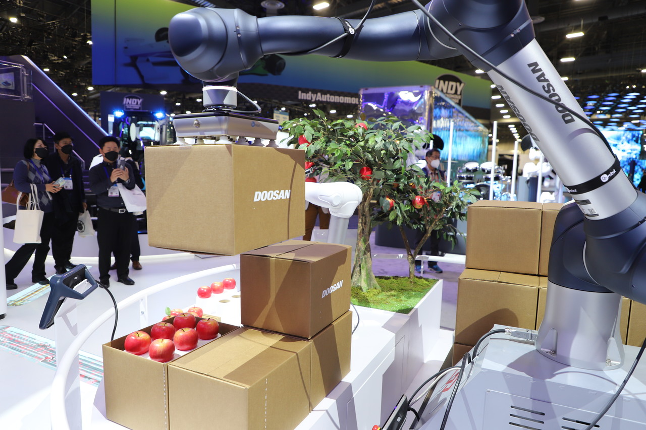 두산 로보틱스가 선보인 협동로봇으로 스마트팜에서 자란 나무에서 사과를 수확하고 포장하는 모습을 시연하고 있다. (사진=구아현 기자).