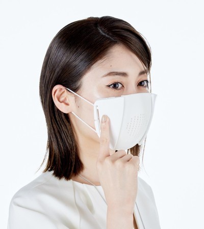 도넛 로보틱스가 선보인 스마트 마스크 C-FACE는 한국어를 포함해 8개국 언어를 번역할 수 있다. (사진=시사통신).