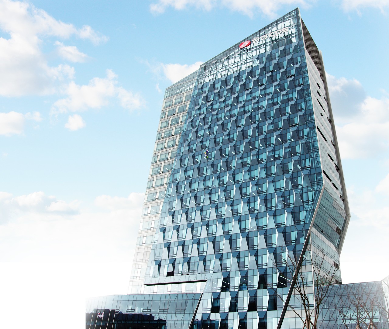 한전KPS가 광주·전남 지역의 학교들을 대상으로 디지털 스마트 학습장비 지원에 나서 코로나19로 위축된 학습 현장에 활력을 불어넣고 있다. (사진=KPS제공).