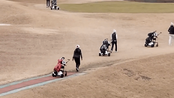 골퍼들이 헬로캐디를 이용해 라운드하고 있다. 