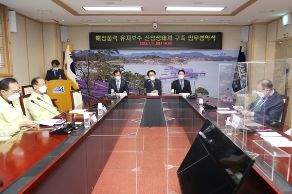 해상풍력 산업생태계 구축 업무협약식을 체결한 세 기관들이 향후 방향에 대해 논의하고 있다. (사진=전남 신안군 제공).