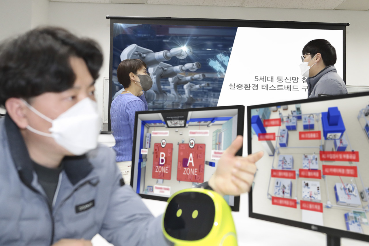 KT가 한국로봇산업진흥원과 함께 ‘5세대 통신망 첨단제조 실증환경 테스트베드 구축 사업’ 계약을 체결했다고 16일 밝혔다. (출처=KT)