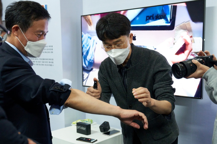 지난해 11월 9일 문화체육관광기술진흥센터 개관식 성과전시에서 한국콘텐츠진흥원 조현래 원장이 우수 연구개발 성과체험을 하고 있다. (사진=한국콘텐츠진흥원 제공).