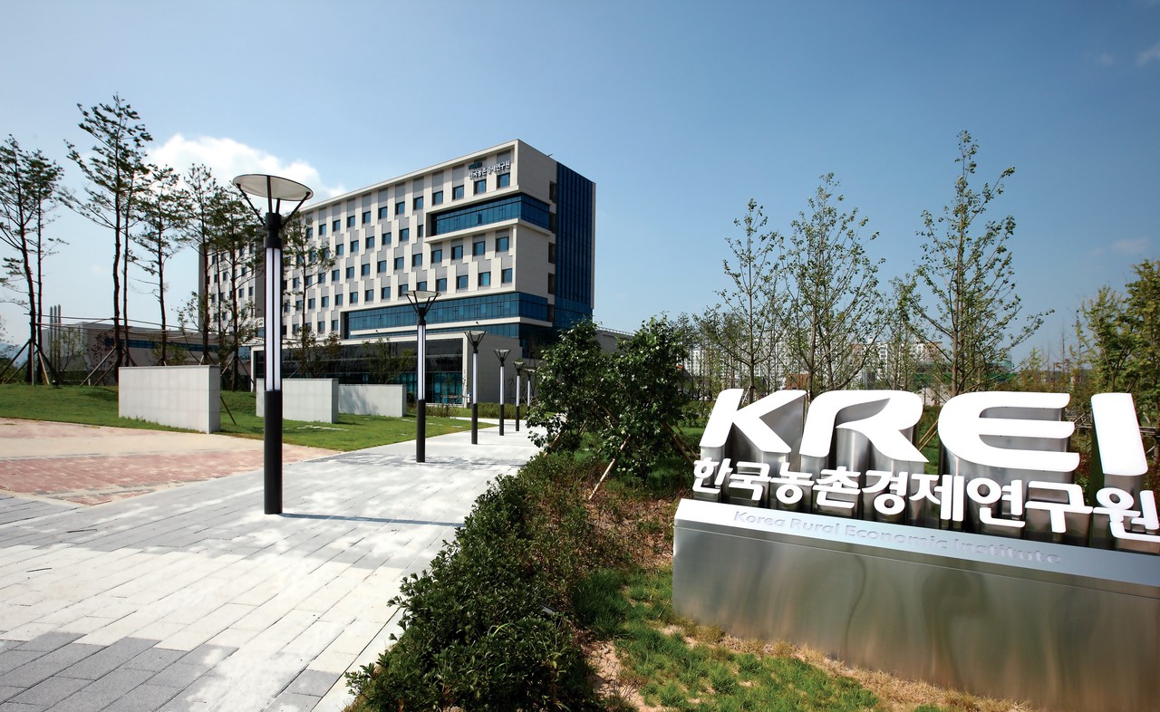  올해로 25회를 맞이하는 농업전망대회는 농업인은 물론 관련 산업계, 학계, 중앙과 지자체 농정 담당자들이 참여하여 한 해의 농정을 전망하고 발전 방안을 모색하는 농업 부문의 대표적인 행사이다. 1일차에는 지역균형 뉴딜과 농정현안이 다뤄질 예정이다. (사진=한국농촌경제연구원 제공).