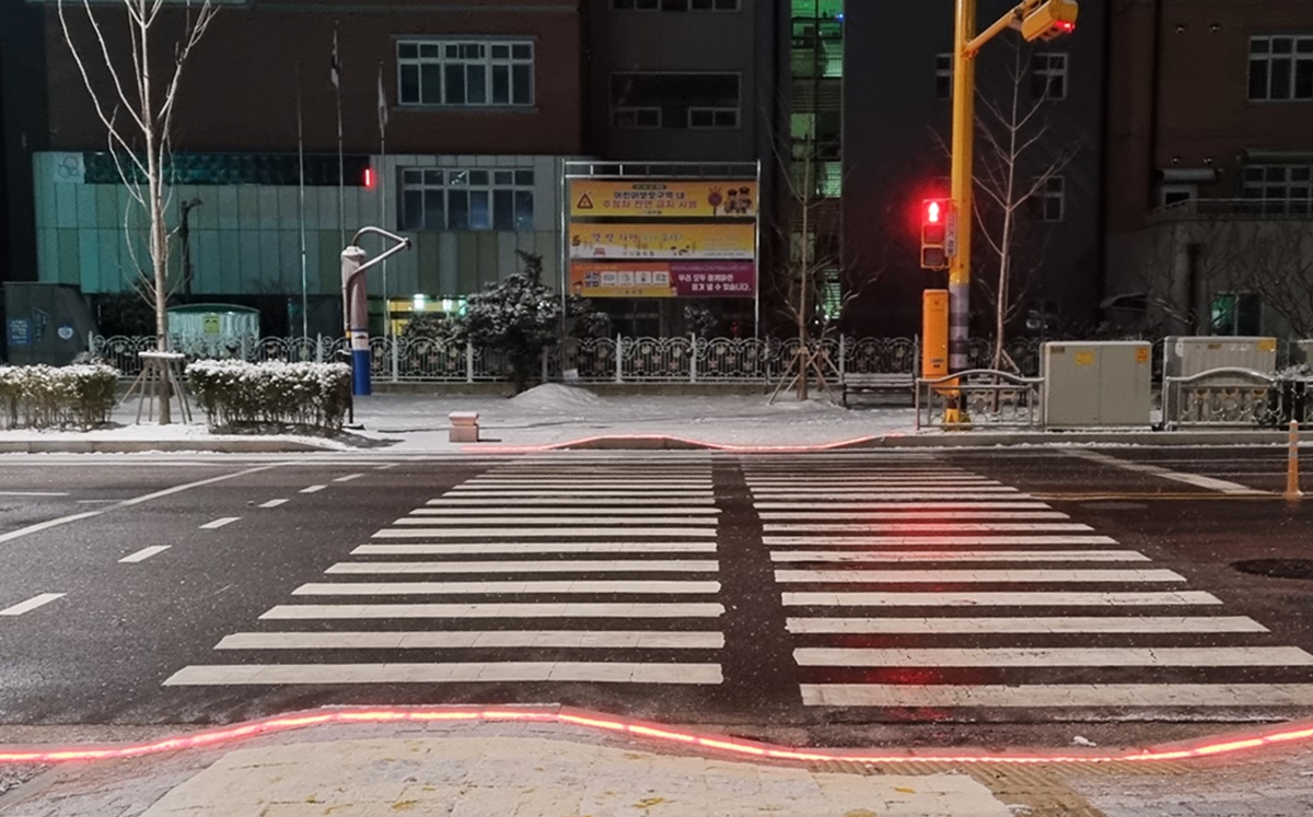 스마트 횡단보도의 모습…빨강 신호일 경우 바닥에 적색 LED등이 표시된다. (사진=나주시 제공).