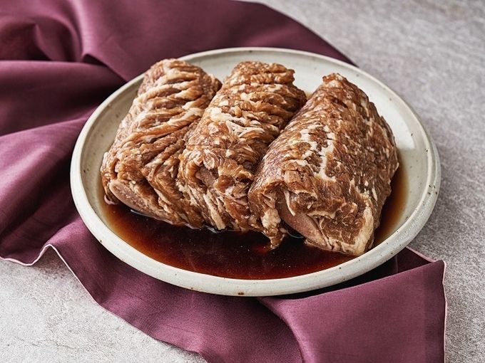 마켓컬리가 지난해 12월 31일부터 1월 24일까지 25일간 설 선물세트 예약배송 데이터를 분석한 결과 올해 설 선물 판매량 1위는 '양념 왕갈비 세트'로 나타났다. 몇 년 전까지 설 명절에 가장 많이 팔린 정육 상품은 9만9,000원의 실속 상품이었지만 이번에 청탁금지법상 선물 한도가 20만원까지 늘면서 19만 5천원의 정육이 인기를 끌었다. (사진=마켓컬리 제공).