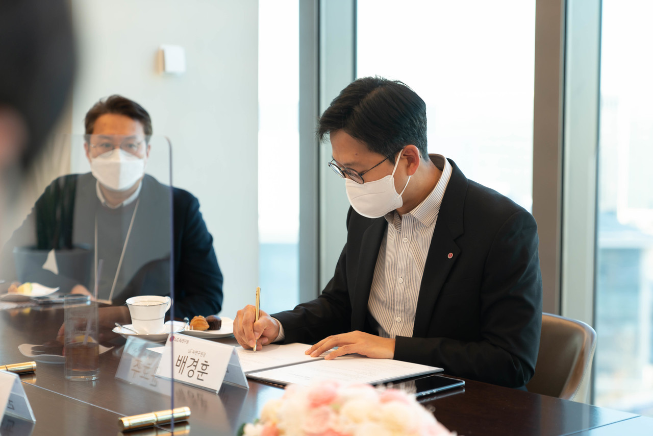 배경훈 LG AI연구원장이 업무협약서에 서명하고 있다. (사진=LG AI연구원)