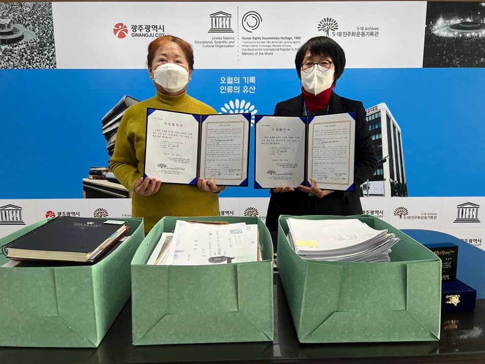 홍인화 5·18민주화운동기록관장(오른쪽)과 김영철 열사 부인 김순자 여사(왼쪽)이 협약서에 서명을 한 뒤 기념사진을 찍고 있다. (사진=광주광역시 제공).