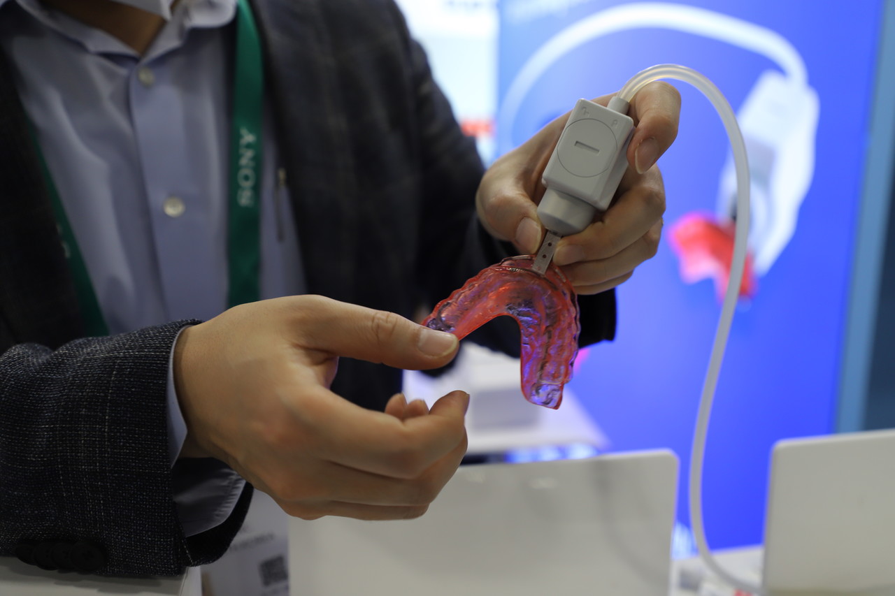 아워랩(OUaR LaB)이 최근 CES 2022에서 선보인 AI 기반 수면무호흡증 치료기기 ‘옥슬립(Oxleep)’은 개인의 구강 치아구조에 따라 맞춤형으로 제작된다. 치아에 착용하는 형태로 작고, 충전이 가능해 휴대할 수 있다.(사진=구아현 기자).