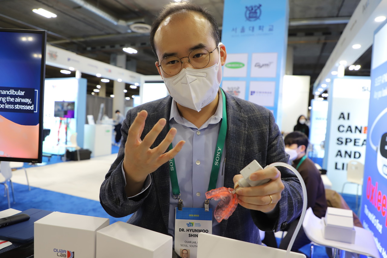 CES 2022 아워랩 부스에서 만난 신현우 아워랩 대표가 AI 기반 수면무호흡증 치료기기 ‘옥슬립(Oxleep)’에 대해 설명하고 있다. (사진=구아현 기자).
