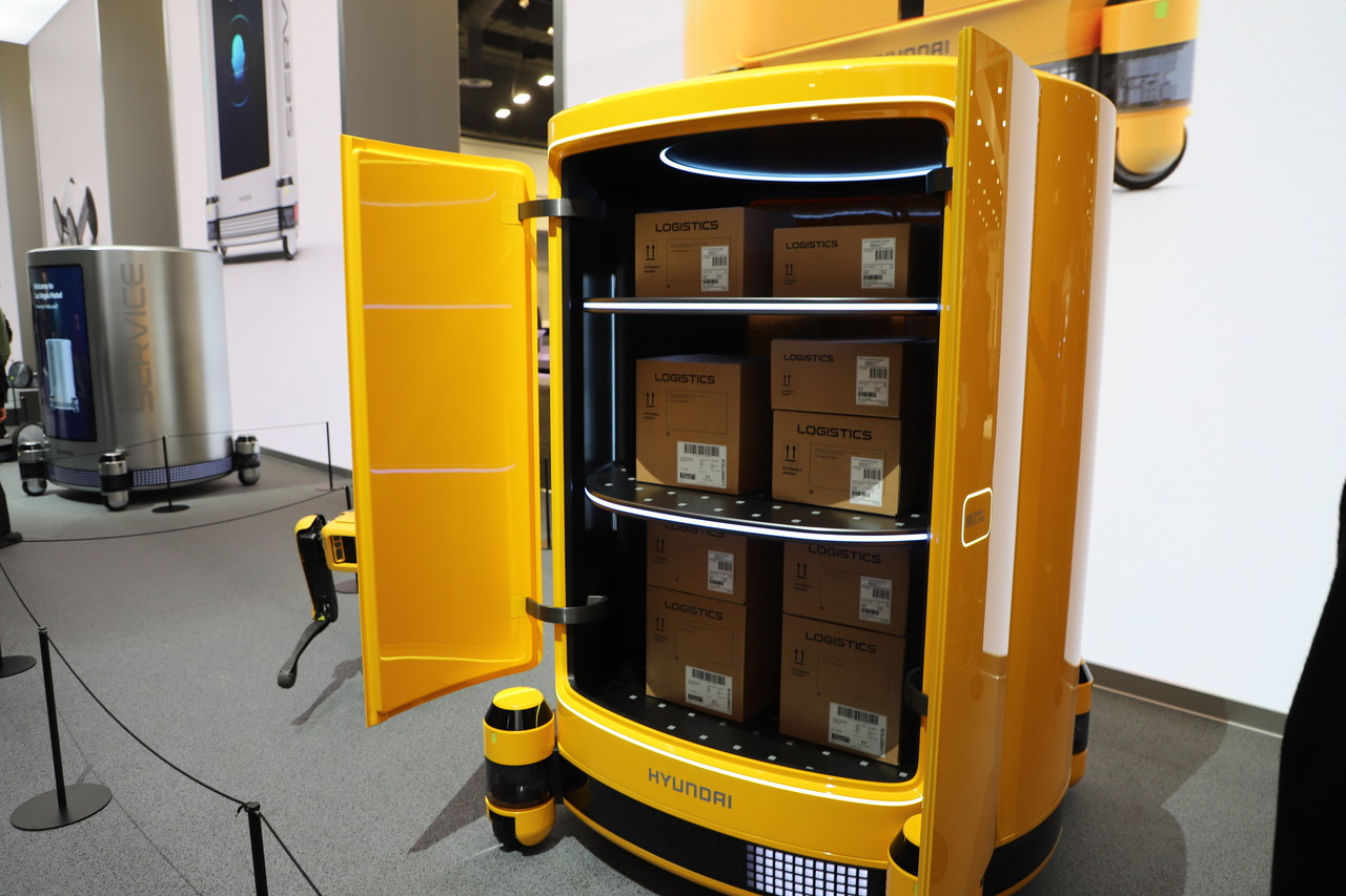 지난달 5일부터 7일(현지시간)까지 미국 라스베이거스에서 열린 CES 2022에서 공개된 로지스틱스 모빌리티는 PnD 모듈이 4개 부착돼 자유롭게 물류를 옮길 수 있다. (사진=구아현 기자).
