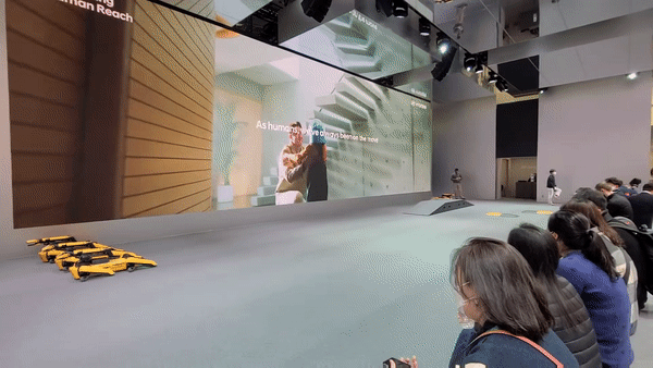 미국 라스베이거스에서 열린 CES 2022에서 보스턴다이나믹스의 로봇 개 스팟의 공연을 보려고 관객들이 기다리고 있다. (사진=구아현 기자).