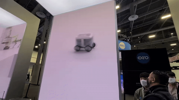 CES 2022 현대차 부스에서 공개된 소형 모빌리티 플랫폼 모베드(MoBED). 모베드가 물건을 싣고 거친 노면을 달리는 모습을 담은 영상에 관람객들이 눈을 떼지 못하고 있다. (사진=구아현 기자).