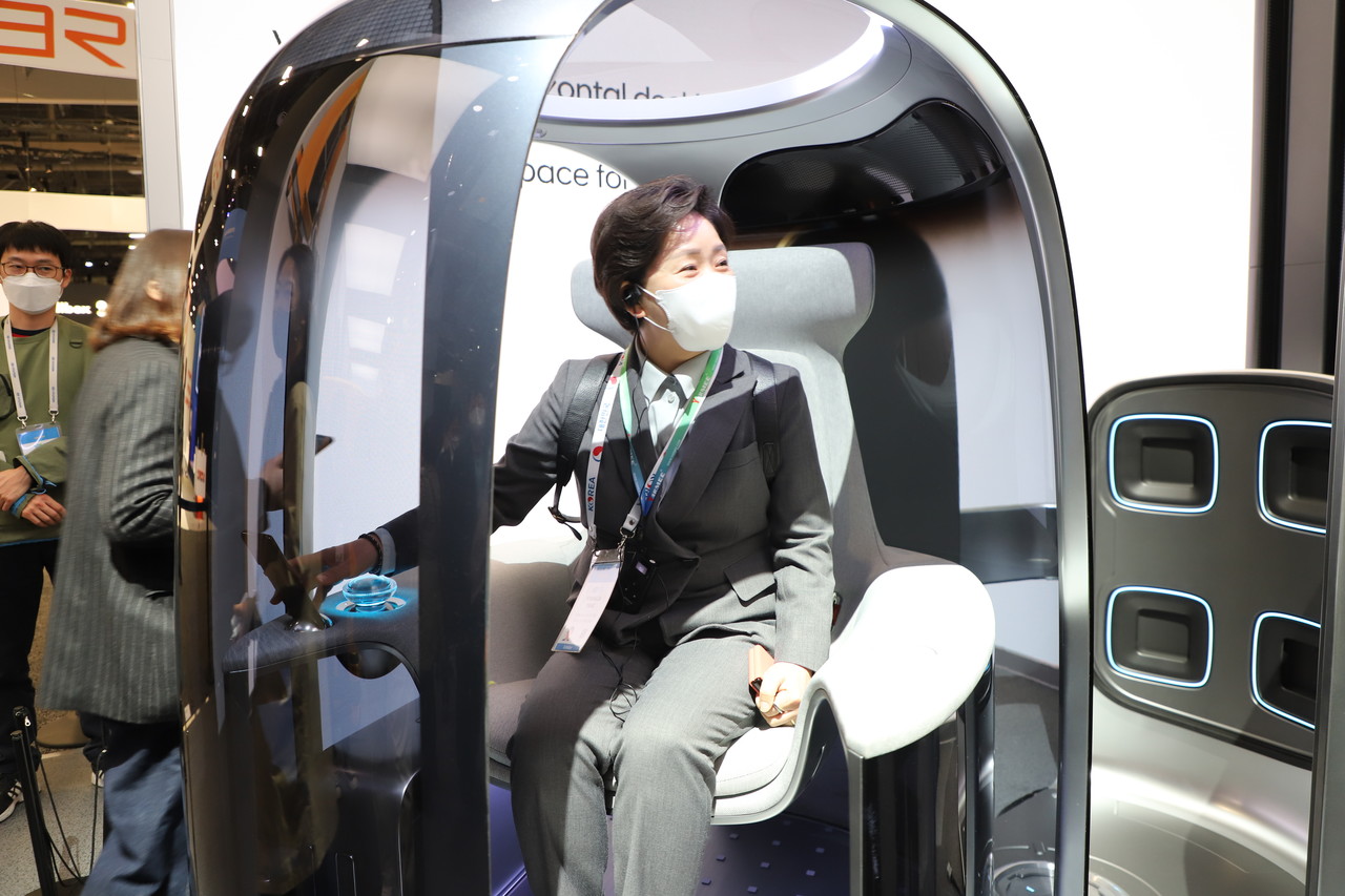 미국 라스베이거스에서 열린 CES 2022에서 양향자 의원이 플러그 앤 드라이브 모듈(PnD)이 적용된 목적기반 모빌리티(PBV)를 시승해 체험하고 있다. (사진=구아현 기자).