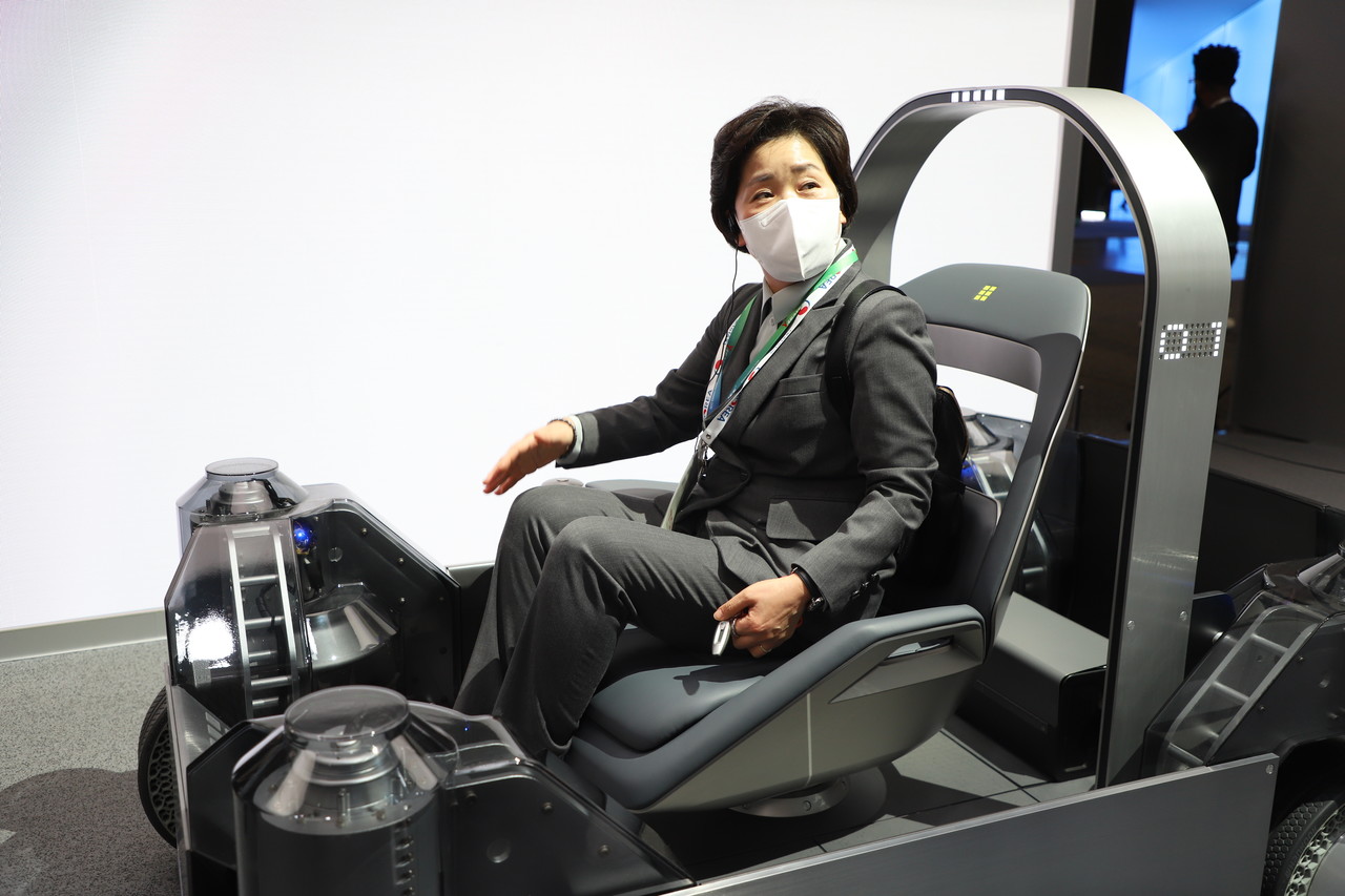 미국 라스베이거스에서 열린 CES 2022에서 양향자 의원이 플러그 앤 드라이브 모듈(PnD)이 적용된 목적기반 모빌리티(PBV)를 시승해 체험하고 있다. (사진=구아현 기자).