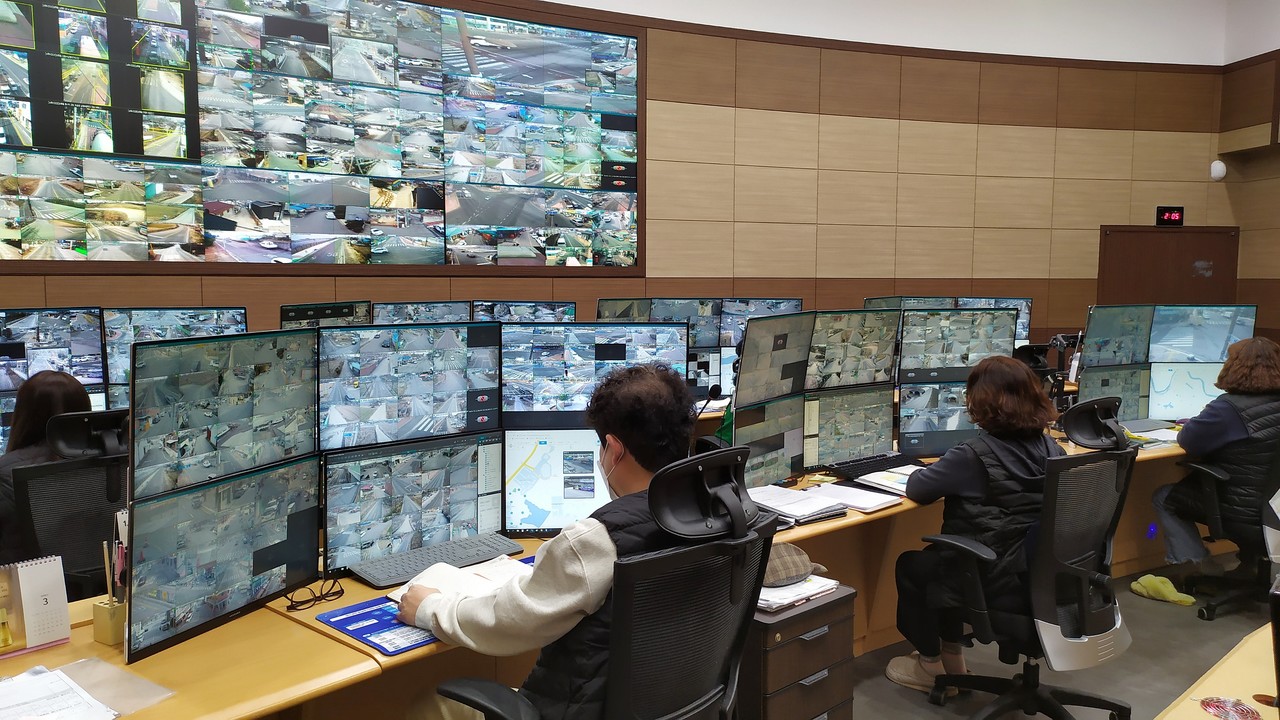 앞서 전남도는 2015년부터 2020년까지 국토교통부의 스마트시티 통합플랫폼 구축 사업으로 나주시 등 도내 11개 시군과 연계를 마쳤다. (사진=나주시 CCTV 통합관제센터).