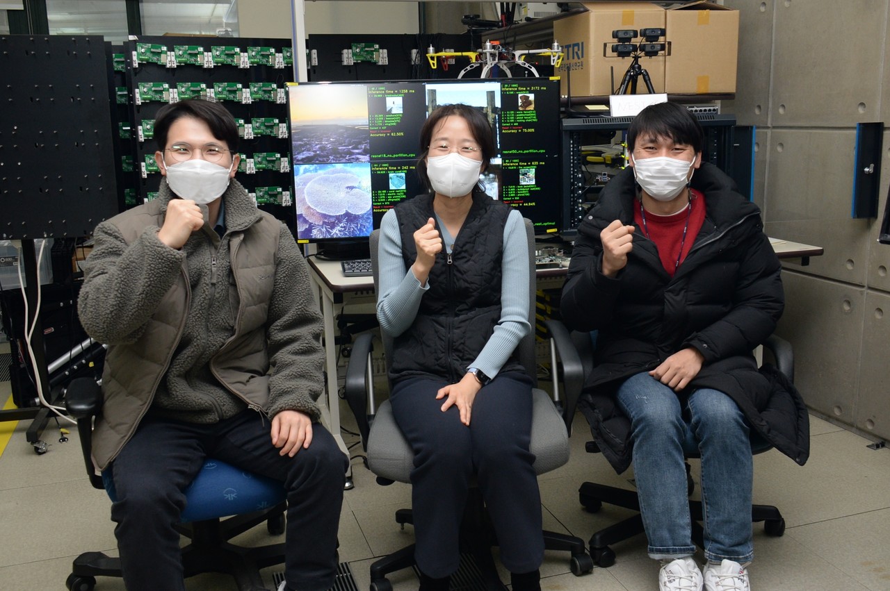 (왼쪽부터) 이제민 ETRI 선임연구원, 유미선 책임연구원, 권용인 선임연구원. AI 응용프로그램에 적합한 중간표현 표준을 제정하고 네스트 컴파일러를 개발해 오픈소스로 공개했다. (사진=ETRI)