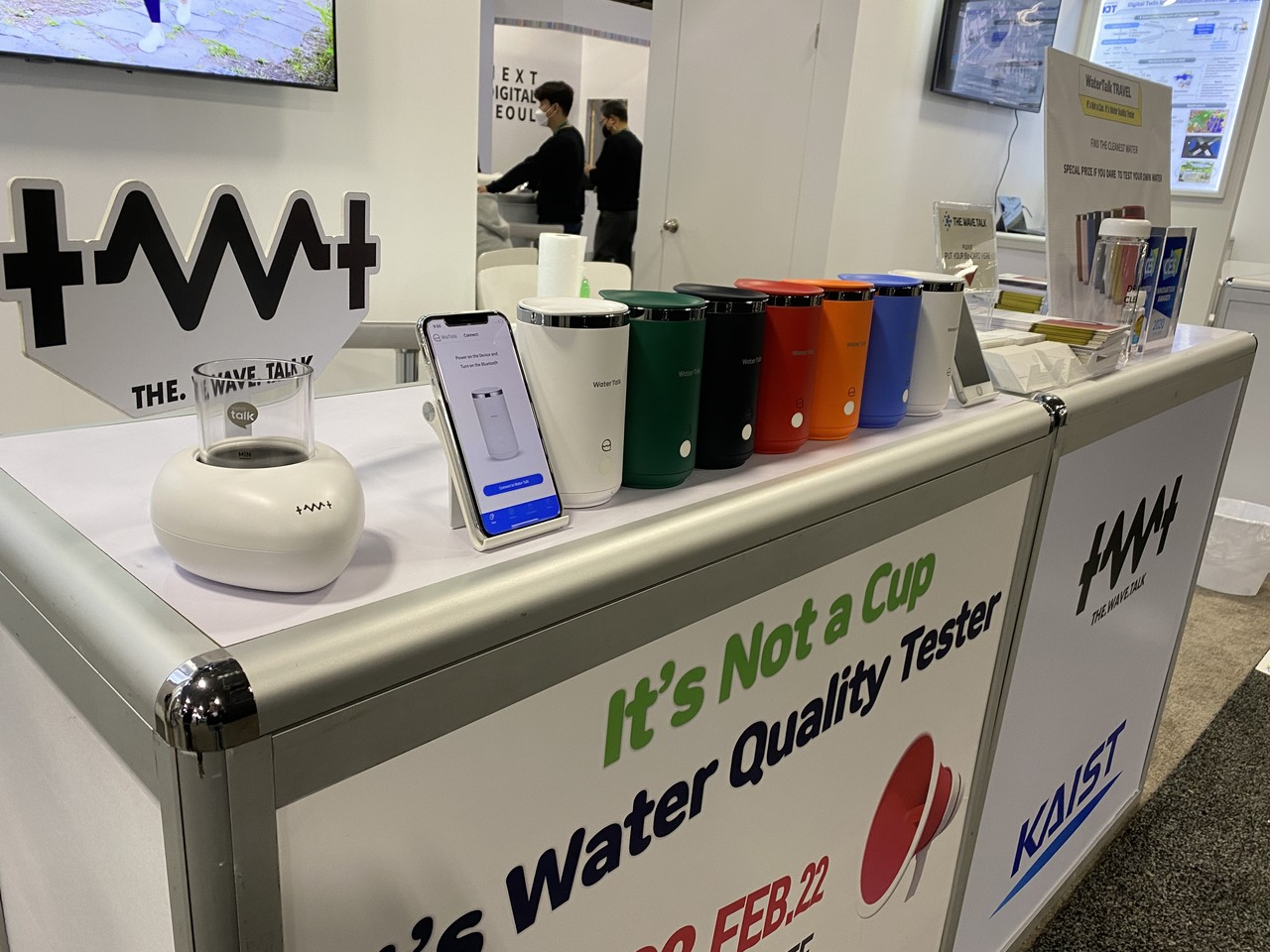 더웨이브톡이 라스베이거스 개최된 ‘CES 2022’에서  자체 기술로 제작한 스마트 수질 측정기(사진)를 공개했다. (사진=더웨이브톡 제공).