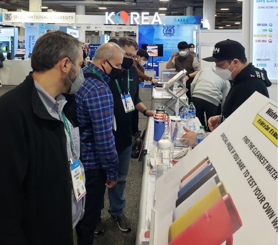 더웨이브톡이 라스베이거스에서 개최된  세계 최대 가전·IT 박람회 CES 2022에서 먹는 물에 대한 오염 여부를 확인할 수 있는 스마트 수질 측정기 텀블러를 공개해 관람객들의 눈길을 사로 잡았다. (사진=더웨이브톡 제공).