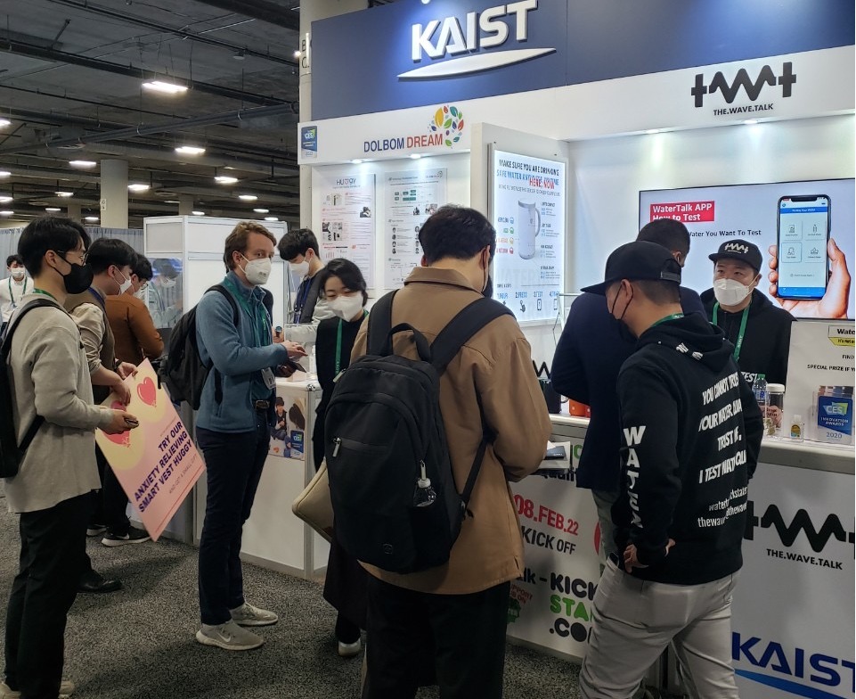 AI 스타트업 더웨이브톡이 라스베이거스에서 1월 5부터 7일까지(현지시간) 개최된 ‘CES 2022’ 전시장 내 유레카 파크에 부스를 마련하고, 자체 기술로 제작한 스마트 수질 측정기를 공개해 전 세계 관람객들이 모여들었다. (사진=더웨이브톡 제공).