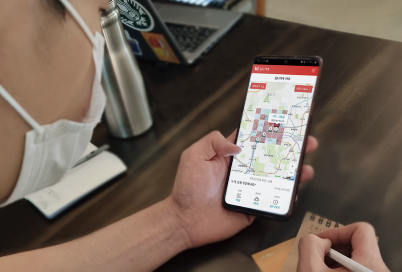 KT ‘잘나가게 이야기’ 서비스 이용 중인 시민. (사진=KT)