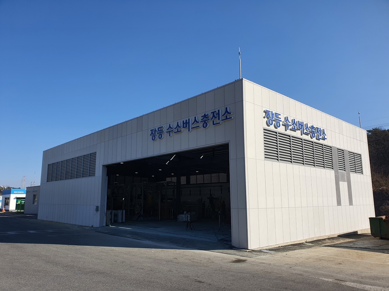 광주 장등 수소버스충전소의 모습. 광주시는 올해 상반기 중에 장등 수소버스충전소 등 2개소(4기)를 추가로 구축하는데 이어 내년에도 첫 수소화물충전소를 신규로 설치하는 등 단계적으로 매년 2개소 이상씩 늘려갈 계획이다. (사진=광주시 제공)