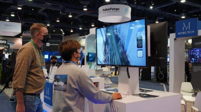 모빌테크가 ‘CES 2022’에서 선보인 인공지능(AI) 기술 기반 3차원 도시 데이터 솔루션 '레플리카 시티'에 관람객이 관심을 보이고 있다. (사진=모빌테크 제공).