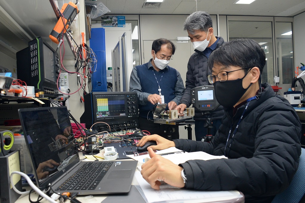 IR-UWB, FMCW 방식 레이더 센서 기반 인명탐지 시스템을 개발한 ETRI 연구진의 모습. (좌측부터 구본태 책임연구원, 이자열 책임연구원, 박필재 책임연구원) (사진=ETRI)