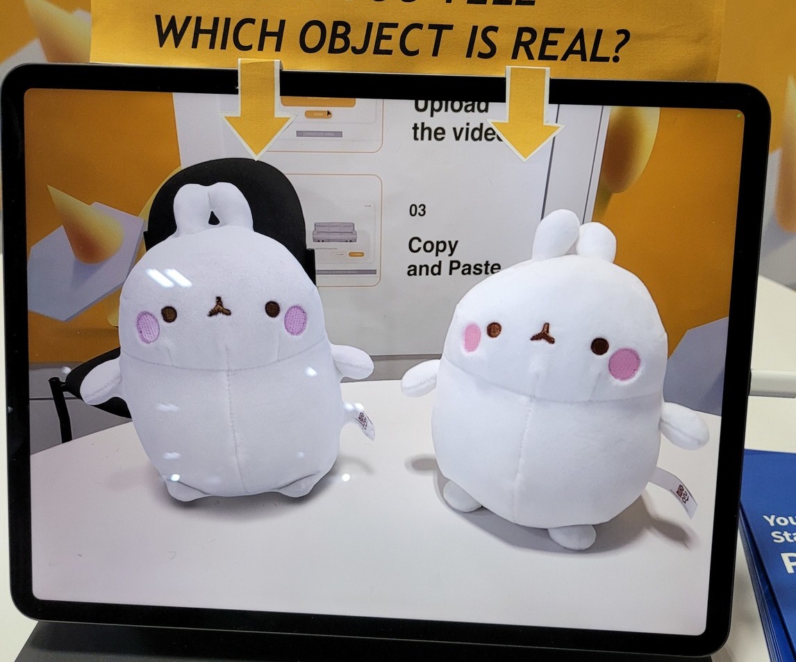 CES 2022에서 AR 커머스 솔루션 기업 ‘리콘랩스'가 선보인 차세대 AR 커머스 서비스형 소프트웨어(SaaS) ‘플리카(PlicAR)’로 구현한 AR 상품 구현 모습. (사진=리콘랩스 제공).