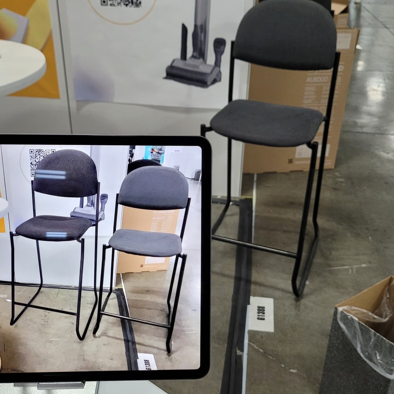 CES 2022에서 AR 커머스 솔루션 기업 ‘리콘랩스'가 선보인 차세대 AR 커머스 서비스형 소프트웨어(SaaS) ‘플리카(PlicAR)’로 구현한 AR 커머스용 3D 모델링 가구 구현 모습. (사진=리콘랩스 제공).