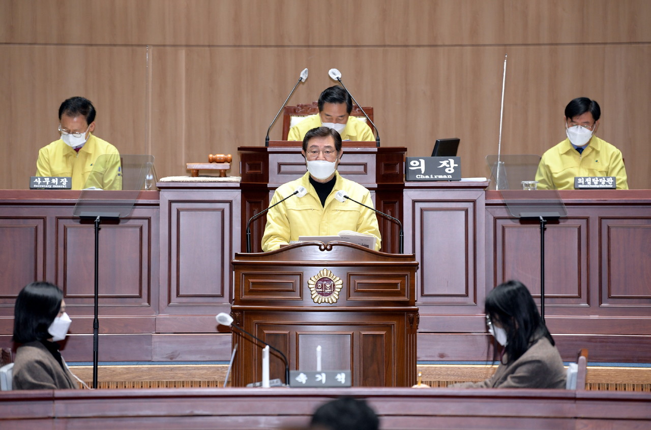 이용섭 광주광역시장이 4일 오전 시의회 본회의장에서 열린 제304회 임시회 제1차 본회의에 참석해 2022년 시정 운영 방향을 설명하고 있다. (사진=광주광역시 제공).