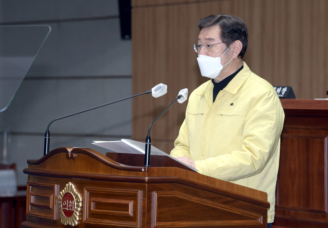 이용섭 광주광역시장이 4일 오전 시의회 본회의장에서 열린 제304회 임시회 제1차 본회의에 참석해 2022년 시정 운영 방향을 설명하고 있다. (사진=광주광역시 제공).