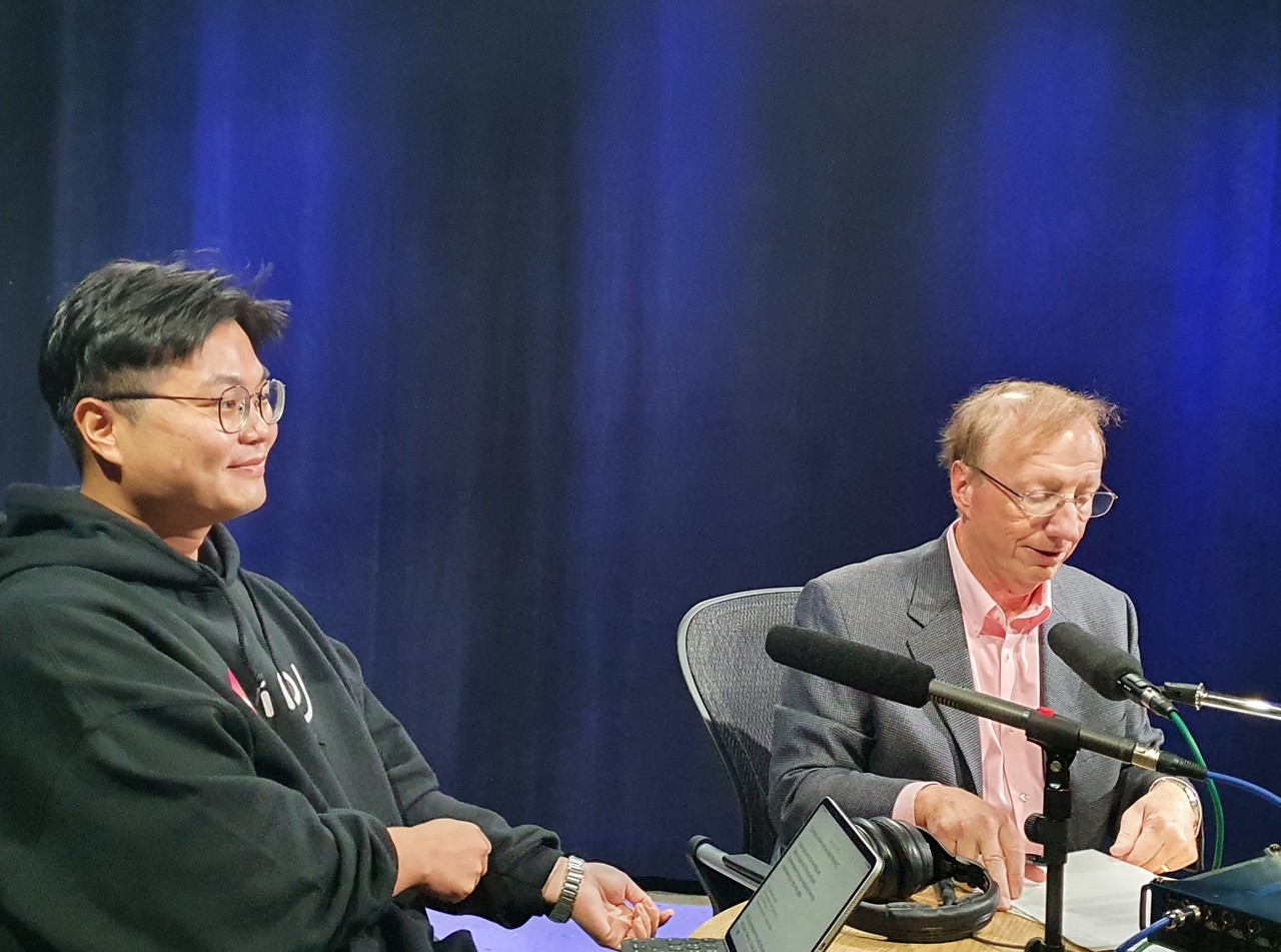 정우주 대표가 미 실리콘밸리 방송국 KMTV15에 출연해 인디제이 기술에 대해 소개하고 있다. (사진=인디제이/ 편집=박혜섭 기자)