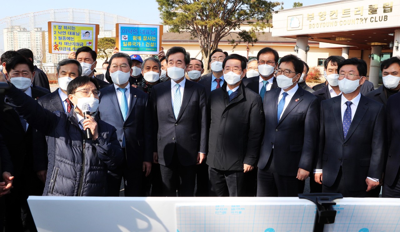 지난해 2월 더불어민주당 이낙연 前대표가 한국에너지공대 부지를 방문한 모습. 이낙연 前대표는 당시 한전공대 특별법을 신속하게 처리하는데 힘을 보탰다. (사진=전남도 제공).