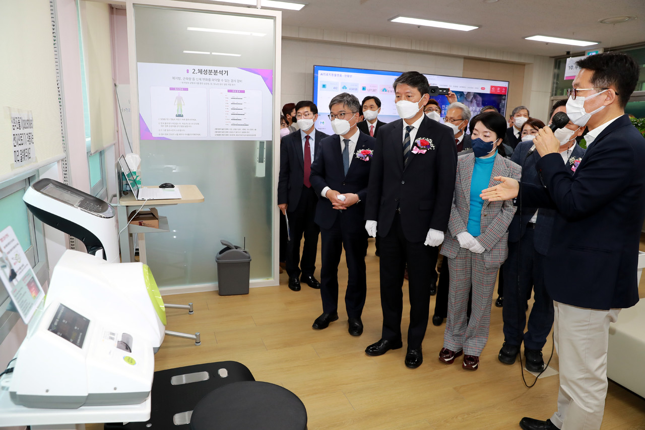 조인철 광주광역시 문화경제부시장이 지난해 12월 7일 오후 빛고을노인건강타운 복지관 로비에서 열린 인공지능 특화산업 실증센터 개소식에 참석해 참석자들과 함께 제막 기념촬영을 한 후 실증센터를 둘러보고 있다. (사진=광주광역시 제공).