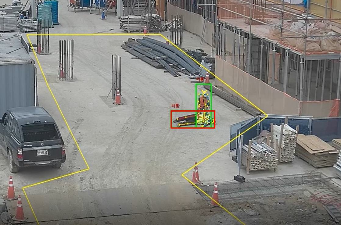 비전 AI 기술은 CCTV 영상을 분석해 산업현장 내 작업자가 쓰러지면 이를 분석해 즉시 관리자나 주변인에게 알려준다. (사진=인텔리빅스)