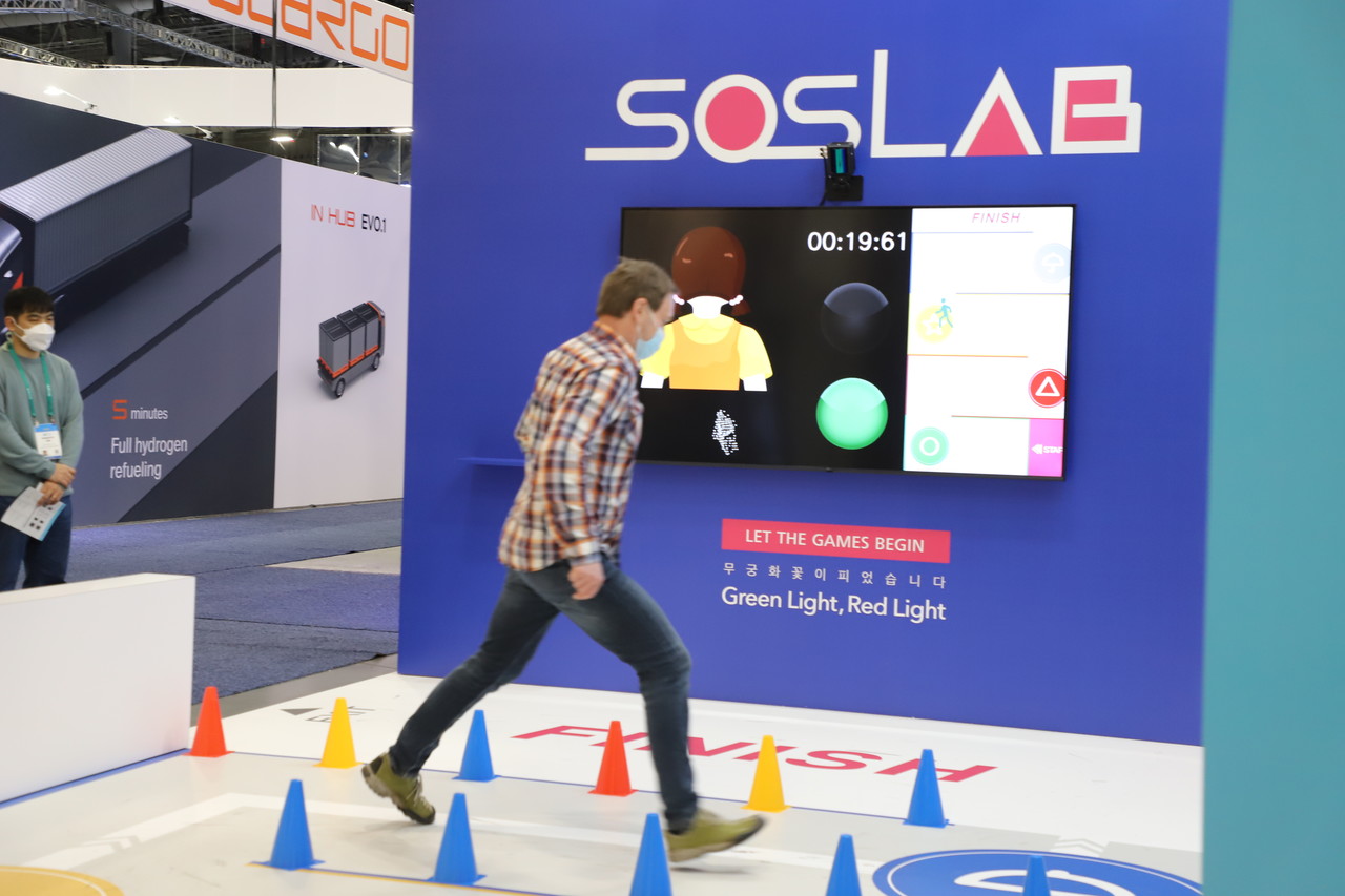 라이다(LiDAR) 센서 전문 기업인 에스오에스랩(SOSLAB)이 지난달 5~7일(현지시각) 미국 라스베이거스에서 열리는 세계 최대 IT·가전 전시회 ‘CES 2022’에서 혁신상을 수상한 고정형 라이다 제품 ‘ML’이 적용된 '오징어 게임' 체험을 선보여 관람객들에게 주목을 받았다. (사진=구아현 기자).