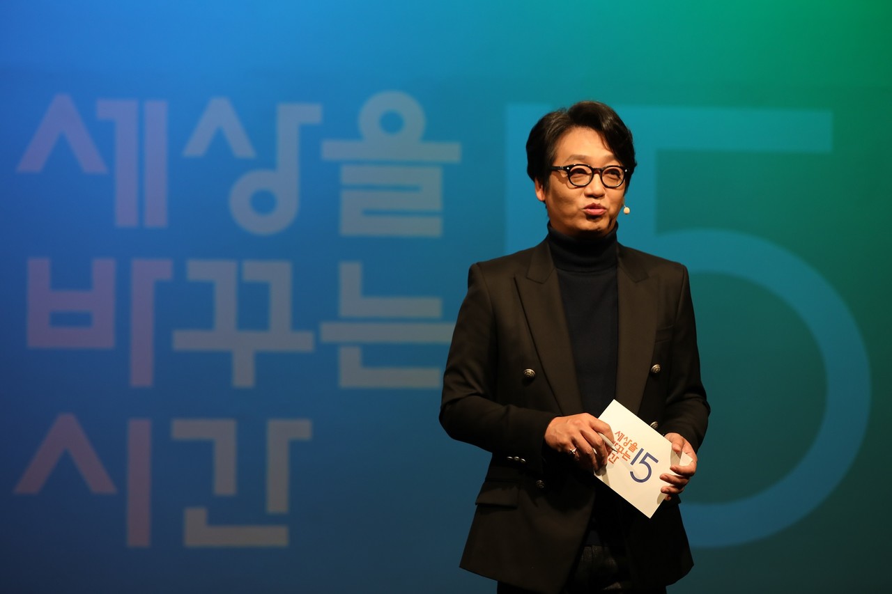 ‘2021 우수 실감콘텐츠 특집 강연’ 중인 ㈜디자인실버피쉬 홍경태 대표의 모습. (사진=한국콘텐츠진흥원 제공).