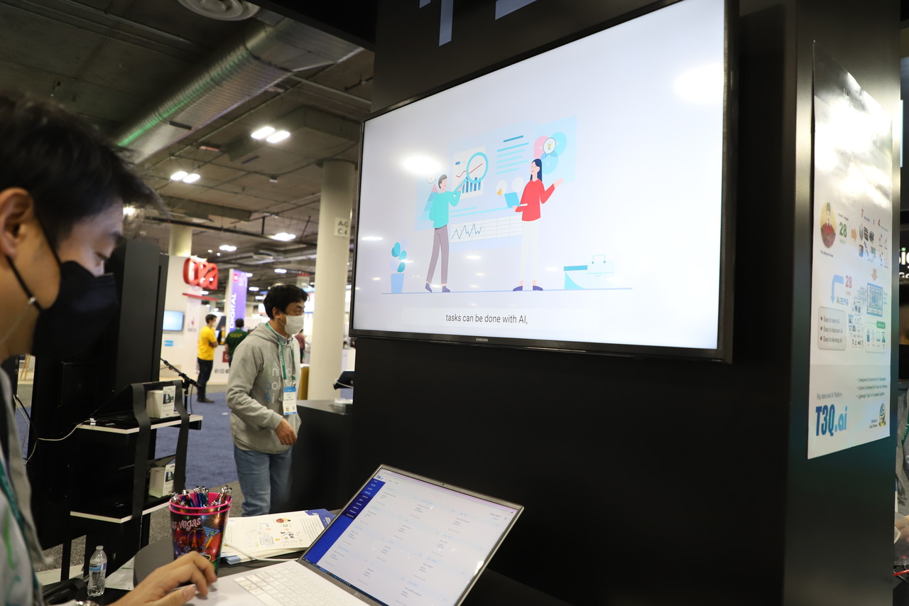 지난달 5~7일(현지시각) 미국 라스베이거스에서 열린 세계 최대 가전·박람회 CES 2022에서 티쓰리큐는 누구나 쉽게 활용할 수 있는 AI 개발 플랫폼 'AI 훈민정음'을 선보였다. 라스베이거스컨벤션센터(LVCC) 베네치안 엑스포홀 유레카파크 솔트룩스 전시관 내 마련된 티쓰리큐 개별 부스에서 관계자가 'AI 훈민정음' 플랫폼에 대해 설명하고 있다. (사진=구아현 기자).