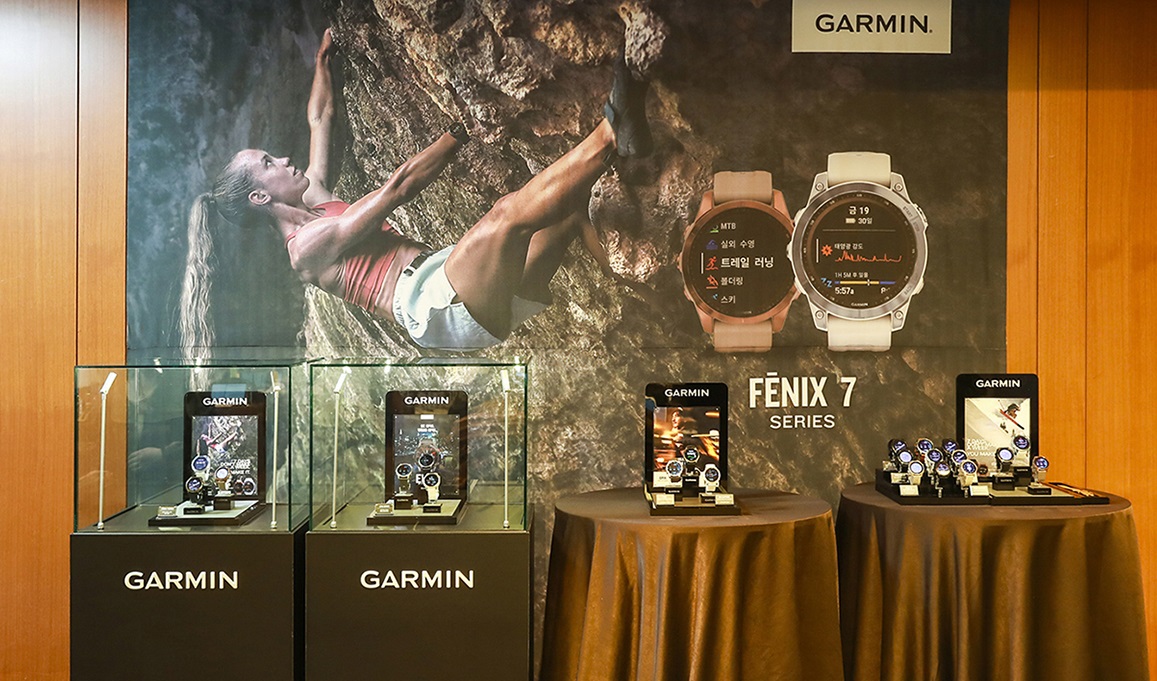 피닉스7 시리즈가 전시되어 있는 모습. (사진=가민코리아 제공).