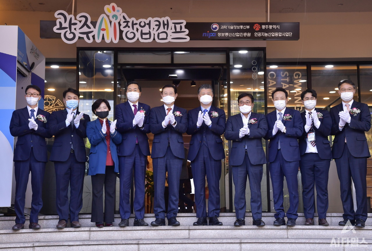 이용섭 광주광역시장이 지난 2020년 11월 11일 오전 동구 금남로 유오빌딩에서 열린 광주인공지능(AI) 창업캠프 개관식에 참석해 현판식을 하고 있다. (사진=광주광역시 제공).