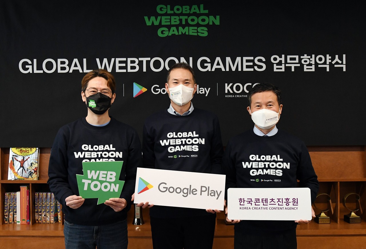 한국콘텐츠진흥원과 구글플레이, 네이버웹툰이 웹툰 IP 기반 게임 제작을 위한 ‘글로벌 웹툰 게임스’ 업무협약을 체결했다. 왼쪽부터 김준구 네이버웹툰 대표, 김경훈 구글코리아 사장, 조현래 한국콘텐츠진흥원장. (사진=한국콘텐츠진흥원 제공).