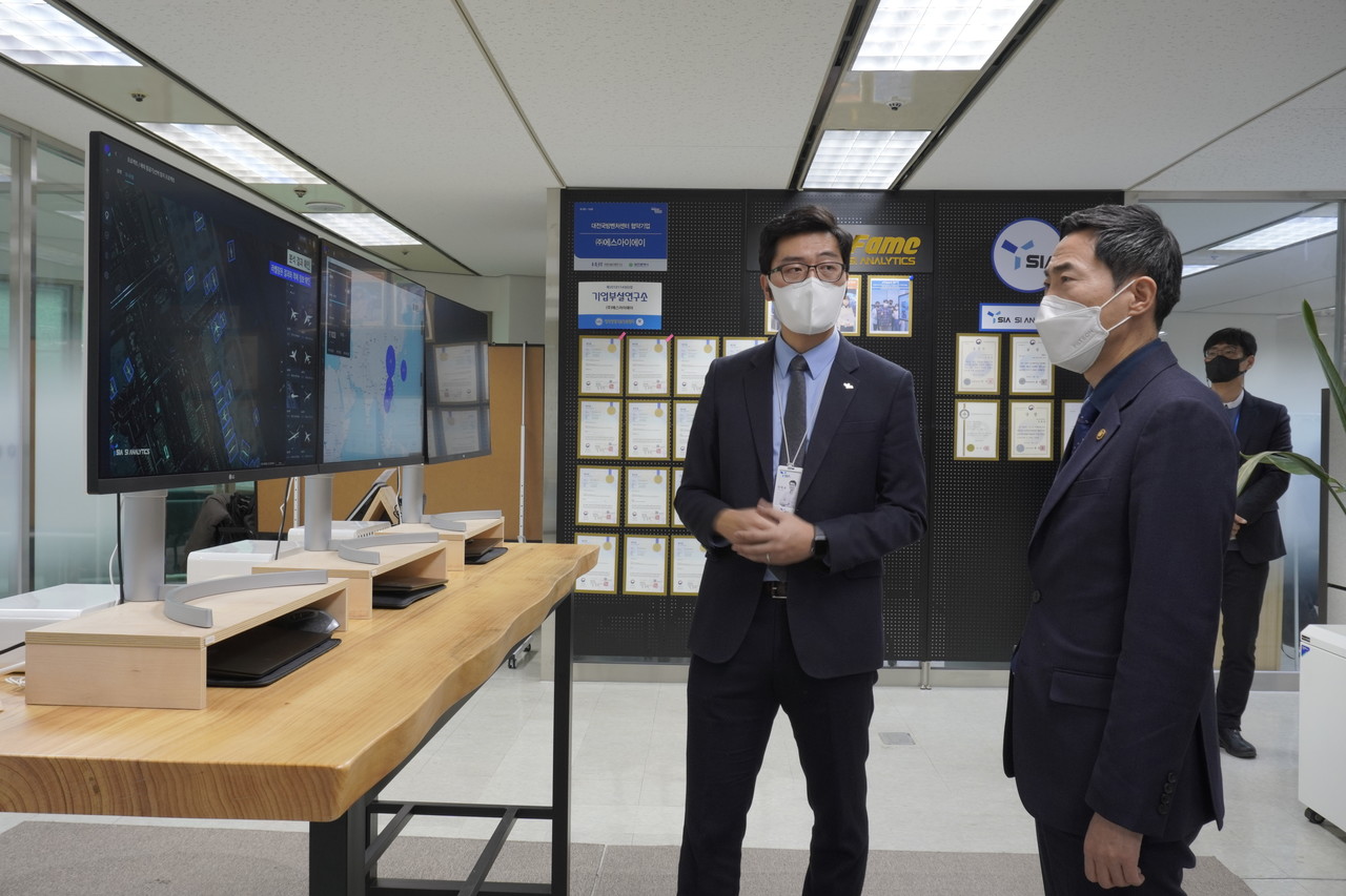 용홍택 과학기술정보통신부 제1차관(오른쪽)이 SIA를 방문해 전태균 SIA 대표(왼쪽)로부터 연구시설 설명을 듣고 있다. (사진=과기정통부)