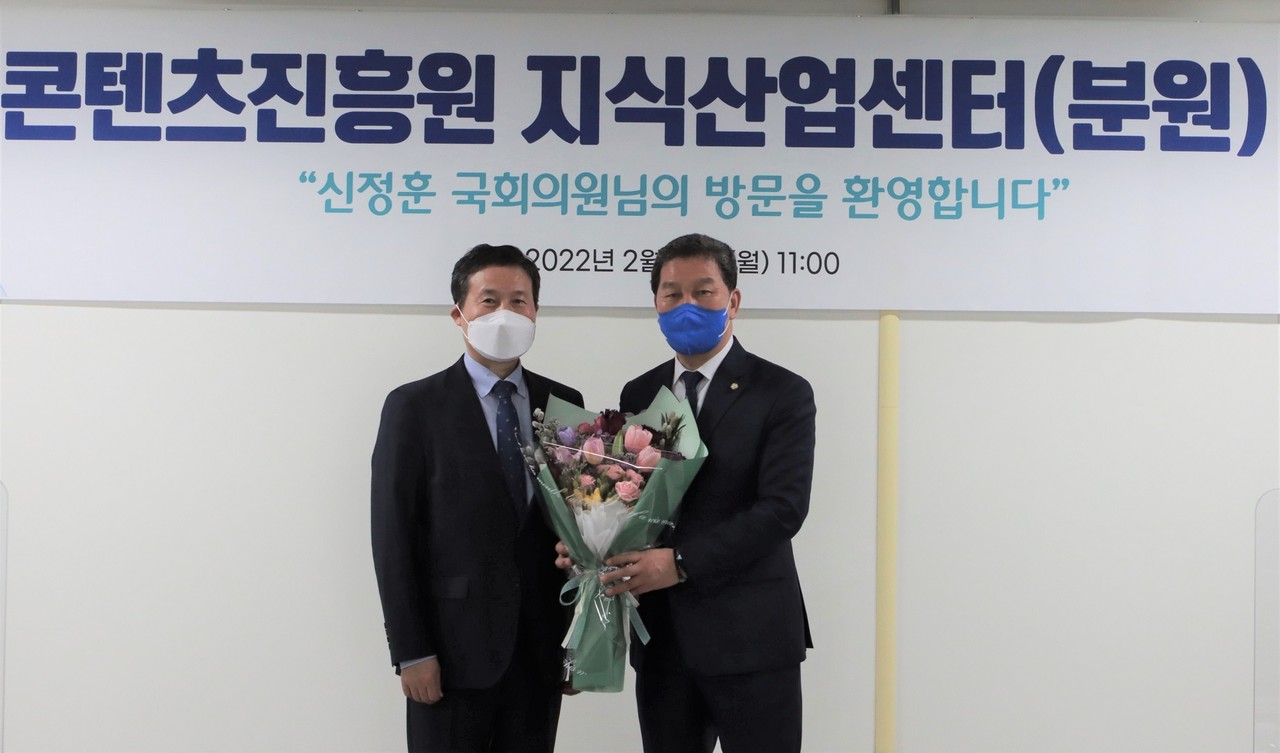 한국콘텐츠진흥원은 나주 지식산업센터에서 28일 분원 개소식을 진행했다. 이날 개소식에는 신정훈 국회의원, 콘진원 조현래 원장을 비롯한 관계자들이 참석했다. 좌측 한국콘텐츠진흥원 조현래 원장, 우측 신정훈 국회의원. (사진=한국콘텐츠진흥원 제공).