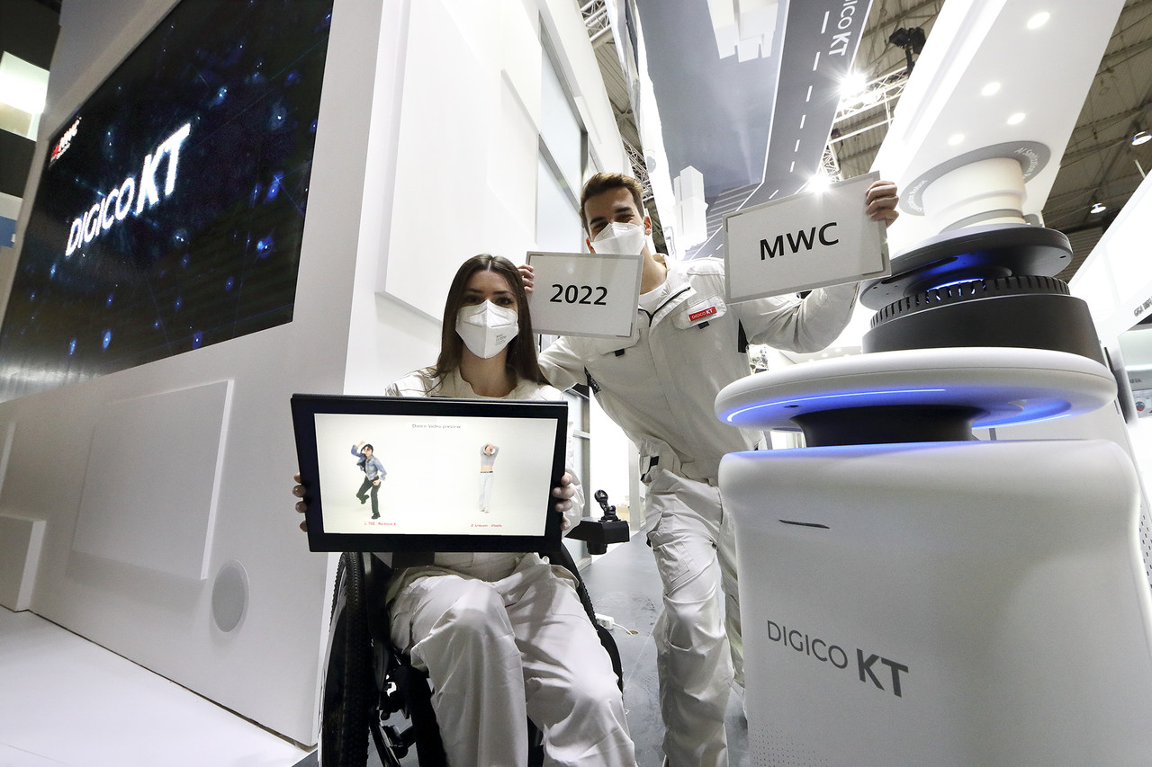 KT는 이번 전시회에서 스스로 자율주행하면서 공기 정화와 바이러스 살균을 하는 'AI 방역로봇'을 선보였다. (사진=KT)